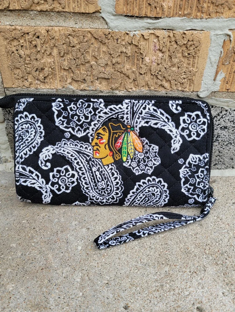 Vera Bradley Black & White Paisley Chicago Blackhawks Wristlet Wallet - Picture 2 of 10